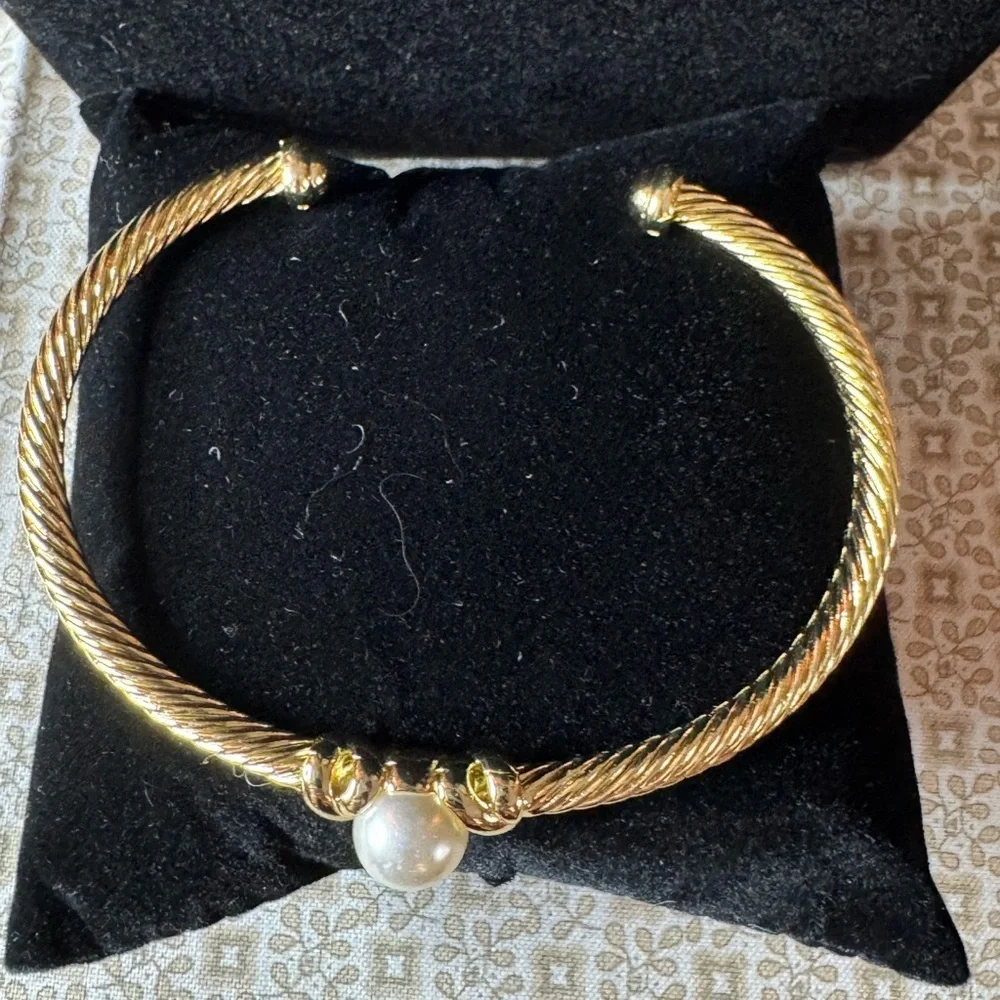 Elegant Gold Bracelet with Pearl Accent